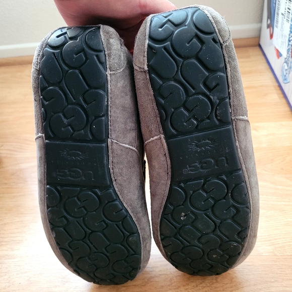 UGG | Men's Slippers - Picture 7 of 9